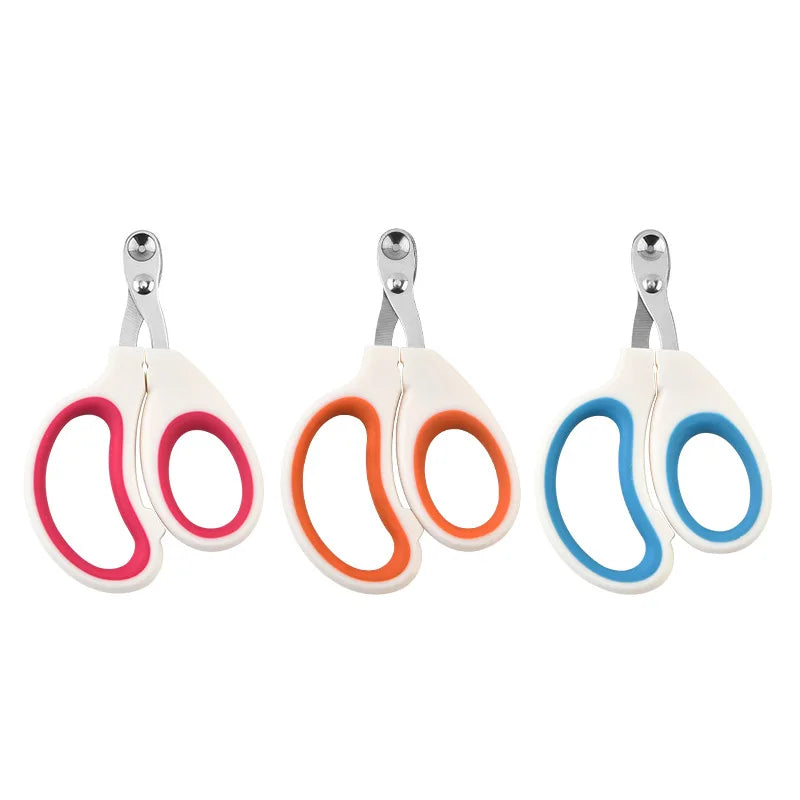 Coupe-griffes PawClip tenu en main pour démonstration de la prise en main